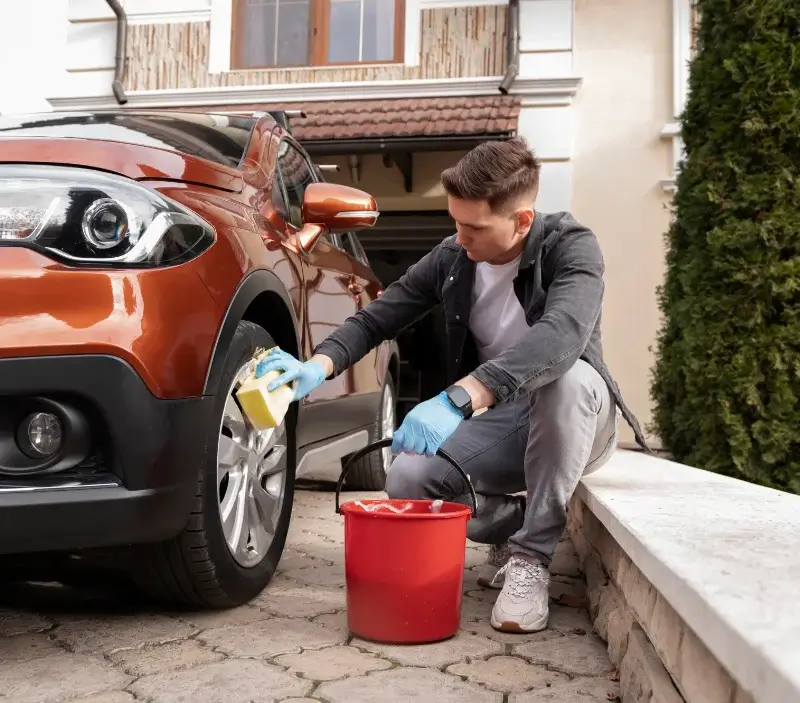 Lavage auto à domicile Noyelles-lès-Vermelles : professionnel intervenant sur un véhicule